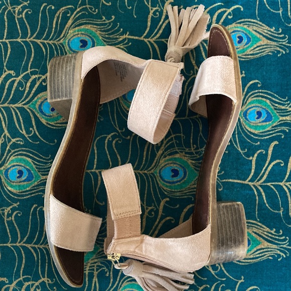 Pale Pink Sandals With Tasseled Zippers - Picture 4 of 6